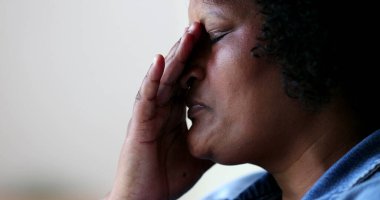 Endişeli Afrikalı kadın endişeli, endişeli ve düşünceli.