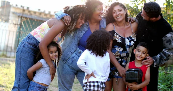 Braziliaanse Familie Poseren Buiten Spaanse Familie Foto Samen — Stockfoto