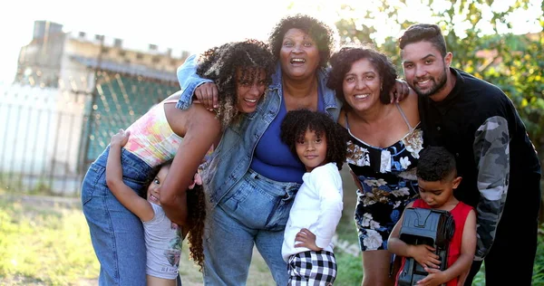 Braziliaanse Familie Poseren Buiten Spaanse Familie Foto Samen — Stockfoto