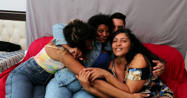 Brasilianische Familienliebe Und Zuneigung Lateinamerikaner Umarmen Und Umarmen Sich — Stockfoto