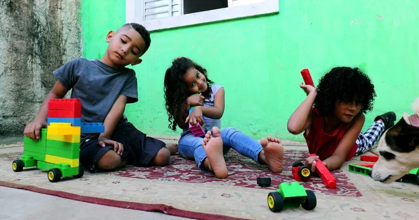 Crianças Brasileiras Brincando Com Brinquedos Pequenos Irmãos Brincalhões Juntos — Fotografia de Stock
