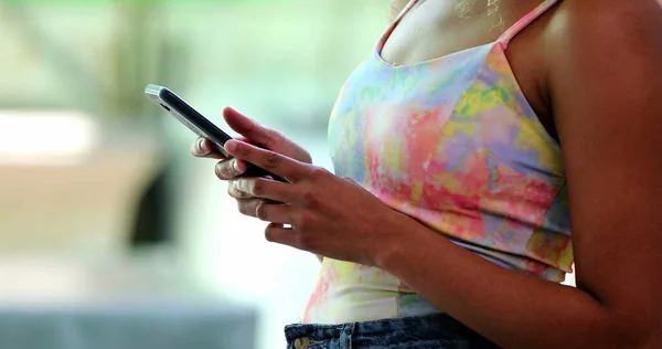 Mulher Olhando Para Celular Close Mão Segurando Smartphone — Fotografia de Stock