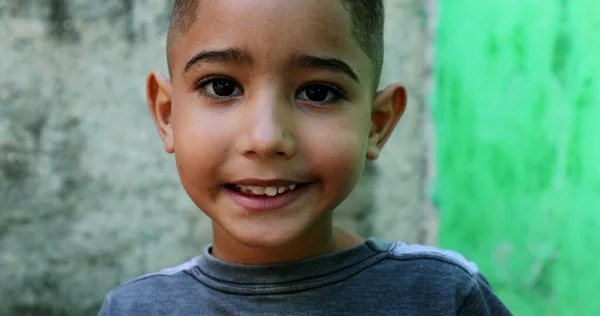 巴西儿童笑肖像 特写他惊慌失措的脸 — 图库照片
