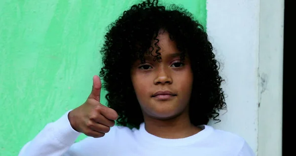 Afrykańskie Dziecko Daje Kciuk Górę Czarny Dzieciak Pozytywny Sygnał — Zdjęcie stockowe