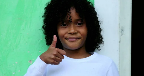Afrikai Gyerek Feladja Hüvelykujját Fekete Gyerek Pozitív Jel — Stock Fotó