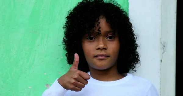 Afrikaans Kind Geeft Duim Omhoog Zwart Kind Positief Signaal — Stockfoto