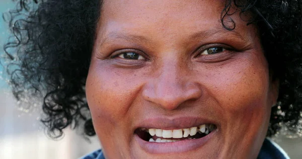 Afrikansk Brasiliansk Kvinna Porträtt Ansikte Leende Casual Riktiga Människor — Stockfoto