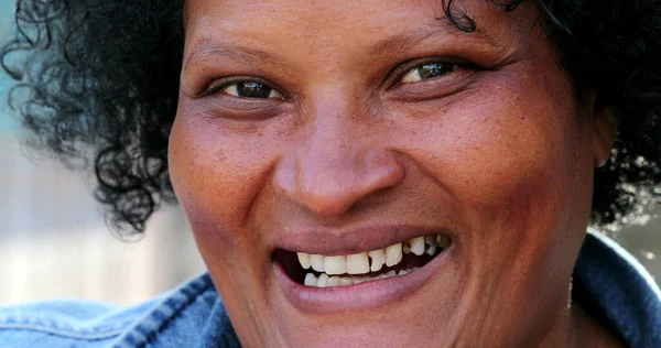 Afrykańska Brazylijka Portret Twarz Uśmiechnięta Dorywczo Prawdziwych Ludzi — Zdjęcie stockowe