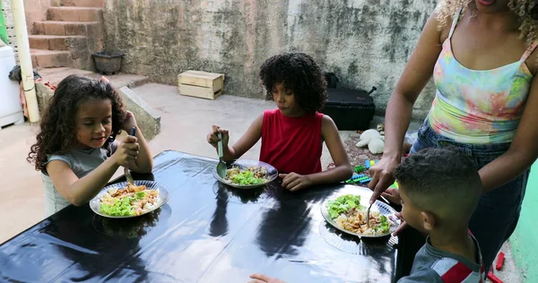 Niños Brasileños Almorzando Hora Del Almuerzo Para Niños Hispanos — Foto de Stock