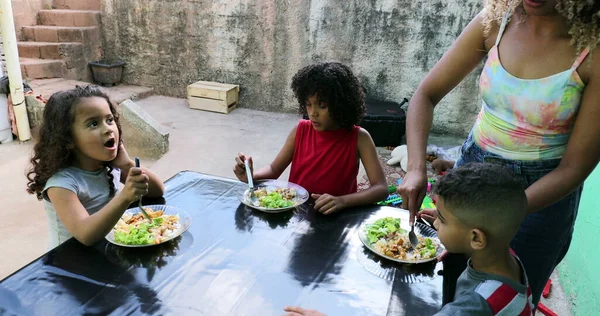 Brasilianska Barn Äter Lunch Lunchtid För Spansktalande Barn — Stockfoto