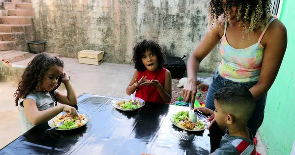 Brasilianska Barn Äter Lunch Hemma Syskon Äter Mat Tillsammans2 — Stockfoto