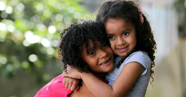 Brasiliansk Tjej Kysser Syster Kinden Riktiga Människor Älskar Och Bryr — Stockfoto