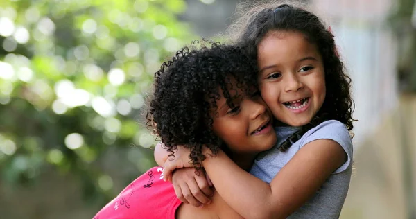 Brasiliansk Tjej Kysser Syster Kinden Riktiga Människor Älskar Och Bryr — Stockfoto