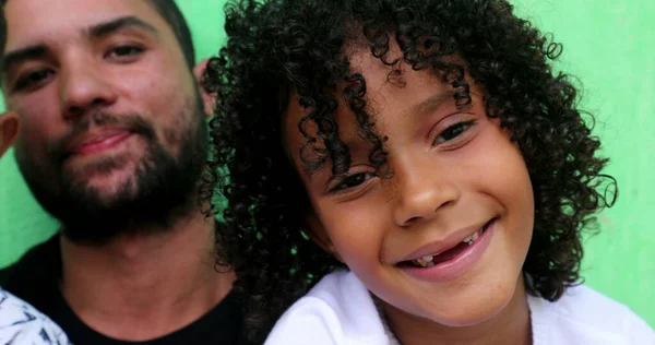 Brezilyalı Baba Çocuklar Gülümsüyor Güney Amerikalı Baba Çocuklar — Stok fotoğraf