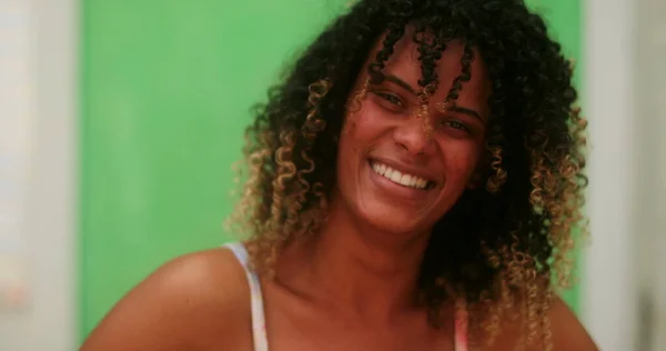 Mujer Joven Brasileña Reír Sonreír Niña Étnica Africana Sintiéndose Positiva — Foto de Stock
