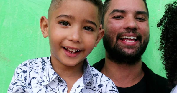 Braziliaanse Vader Kinderen Glimlachen Zuid Amerikaanse Vader Kinderen2 — Stockfoto