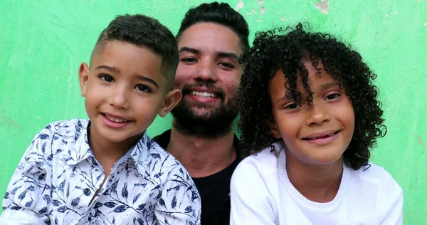 Brezilyalı Baba Çocuklar Gülümsüyor Güney Amerikalı Baba Çocuklar — Stok fotoğraf