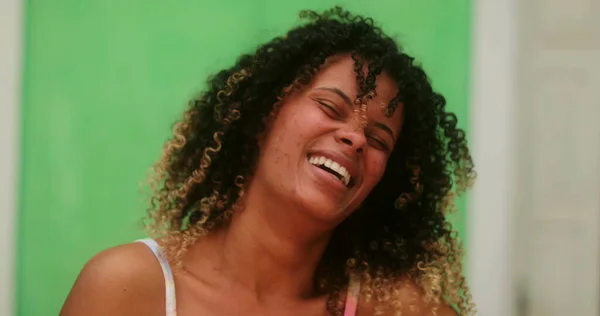 Mujer Joven Brasileña Reír Sonreír Niña Étnica Africana Sintiéndose Positiva — Foto de Stock