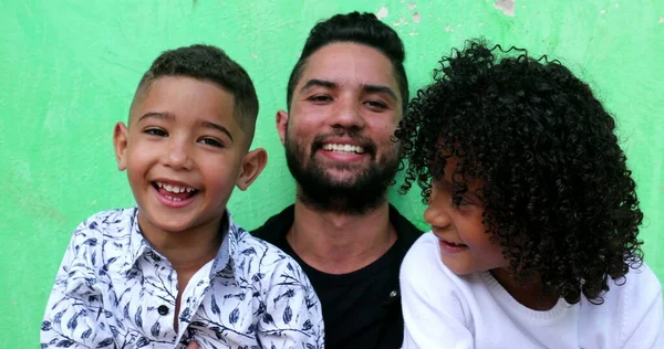 Βραζιλιάνος Πατέρας Και Παιδιά Χαμογελούν Νοτιοαμερικάνος Πατέρας Και Παιδιά — Φωτογραφία Αρχείου