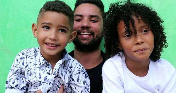 巴西的父亲和孩子们笑着 南美的爸爸和孩子 — 图库照片