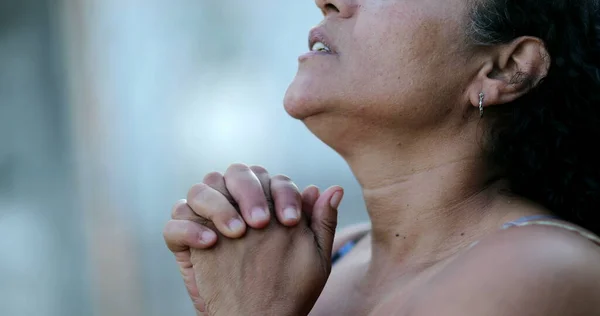 Бразильська Жінка Поклоняється Богу Особа Яка Молиться — стокове фото