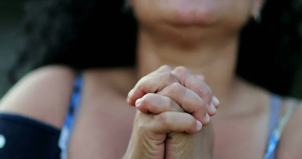 Mulher Brasileira Adorando Deus Pessoa Orando — Fotografia de Stock
