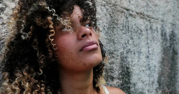 Mulher Brasileira Olhando Para Céu Pensando — Fotografia de Stock