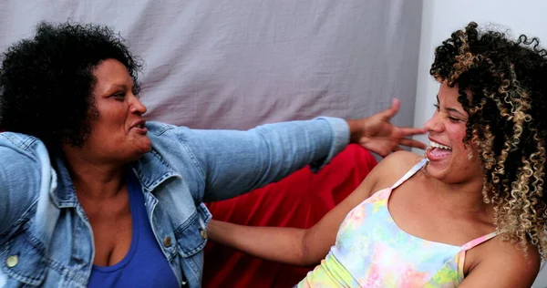 Бразильська Мати Обіймає Доньку Гізпанічна Латина Люди Справжнього Життя Сміються — стокове фото