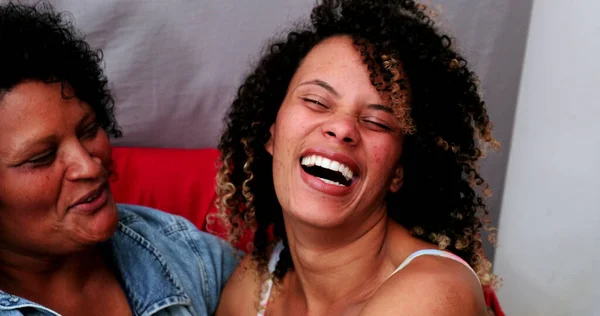 ブラジル人の母抱擁の娘 ヒスパニック系ラテン系の人々の現実の笑いと笑顔を一緒に — ストック写真