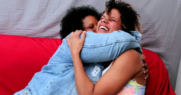 Brazilská Matka Objímající Dceru Hispánští Latinoameričané Skutečný Život Smějí Usmívají — Stock fotografie
