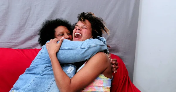 Brasilianische Mutter Umarmt Tochter Hispanische Lateinamerikaner Lachen Und Lächeln Zusammen — Stockfoto