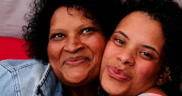 브라질의 어머니와 이미소짓는 — 스톡 사진