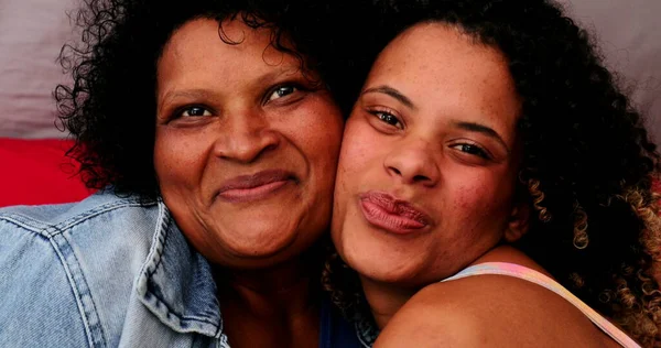 Бразильська Мати Дочка Щоки Посміхаються — стокове фото