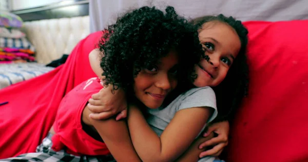 Бразильские Маленькие Девочки Обнимаются Улыбаются Милые Сёстры — стоковое фото