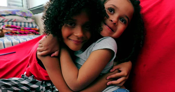 Brazylijskie Dziewczynki Przytulają Się Uśmiechają Słodkie Siostry — Zdjęcie stockowe