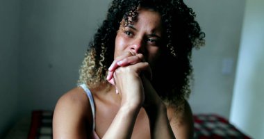 Çaresiz depresif kadın umutsuzluk içinde ağlıyor, ağlayan İspanyol kökenli.