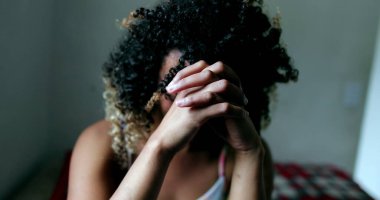 Çaresiz depresif kadın umutsuzluk içinde ağlıyor, ağlayan İspanyol kökenli.