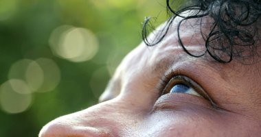 Kapalı siyah insan gözleri gökyüzüne bakıyor