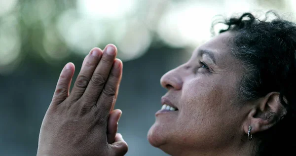 Євангелічно Бразильська Жінка Молиться Богу Духовна Зріла Особа Хвалить Бога — стокове фото