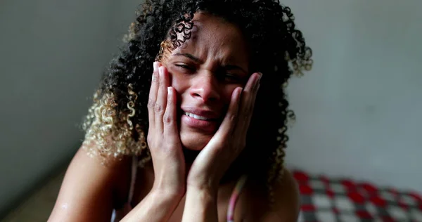 絶望の中で泣く落ち込んでいる女性にもかかわらず 泣いている人 ヒスパニック系 — ストック写真