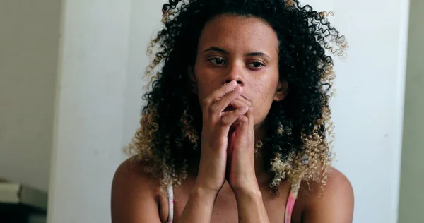 Καταθλιπτική Γυναίκα Ανάμικτη Φυλή Που Προσεύχεται Ανησυχία — Φωτογραφία Αρχείου