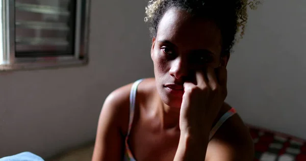 憂うつな黒人女性一人で家のベッドに座って — ストック写真