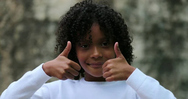 Słodkie Czarny Dziecko Dając Kciuki Górę Brazylijski Latynoski Dziecko Pozytywny — Zdjęcie stockowe