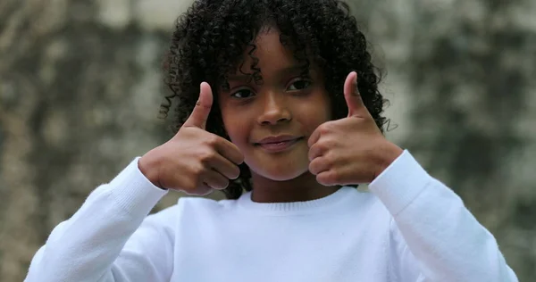 Criança Negra Bonito Dando Polegares Para Cima Criança Hispânica Brasileira — Fotografia de Stock