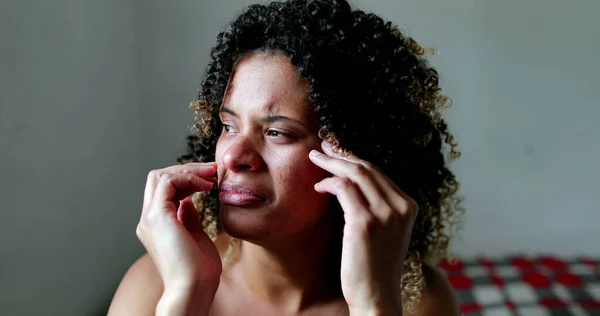 Κλάμα Ισπανίδα Γυναίκα Αισθάνεται Λυπημένη Και Απελπισμένη — Φωτογραφία Αρχείου