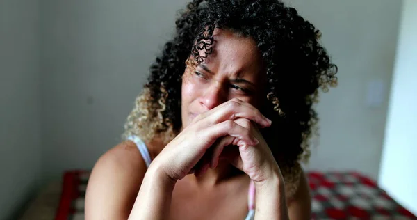 Mujer Hispana Llorando Sintiéndose Triste Sin Esperanza — Foto de Stock