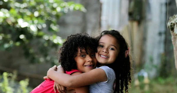 孩子们拥抱爱和感情 不同族裔的混血 — 图库照片