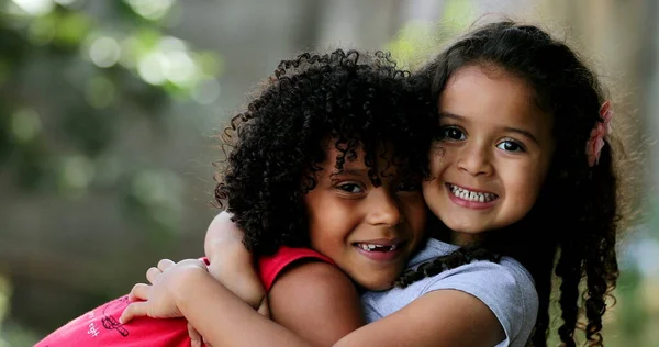 Barn Kramar Kärlek Och Tillgivenhet Blandad Ras Olika Etnicitet — Stockfoto