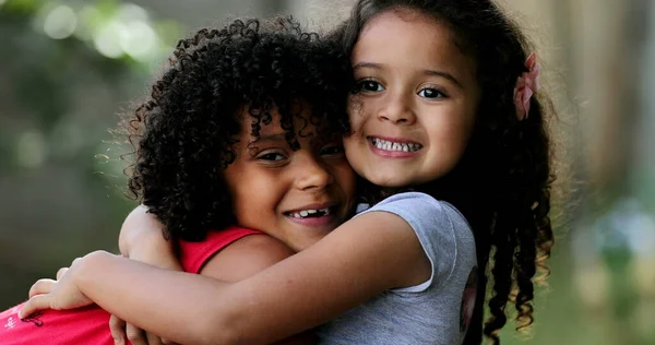 Dzieci Przytulające Miłość Uczucie Mieszana Rasa Zróżnicowana Etnicznie — Zdjęcie stockowe