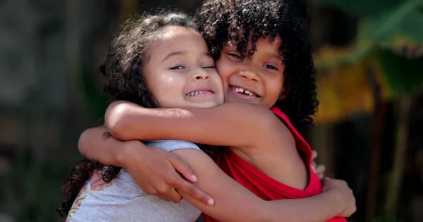 Dzieci Się Przytulają Dwie Małe Latynoski Objąć — Zdjęcie stockowe